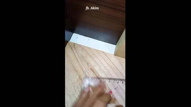 Smart way for carpenters to measure the position of wood corners