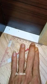 Smart way for carpenters to measure the position of wood corners
